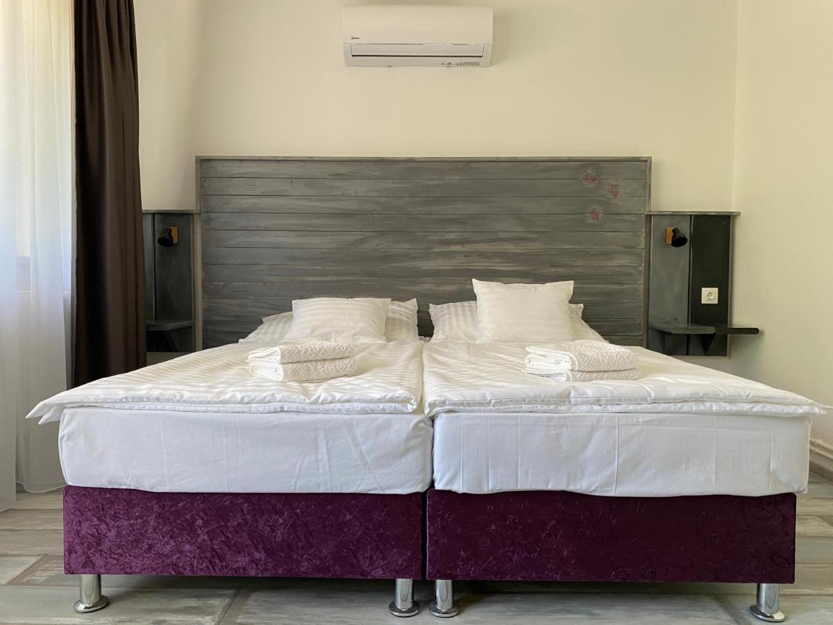 Q-Panzio Bed & Breakfast Tata Exterior photo
