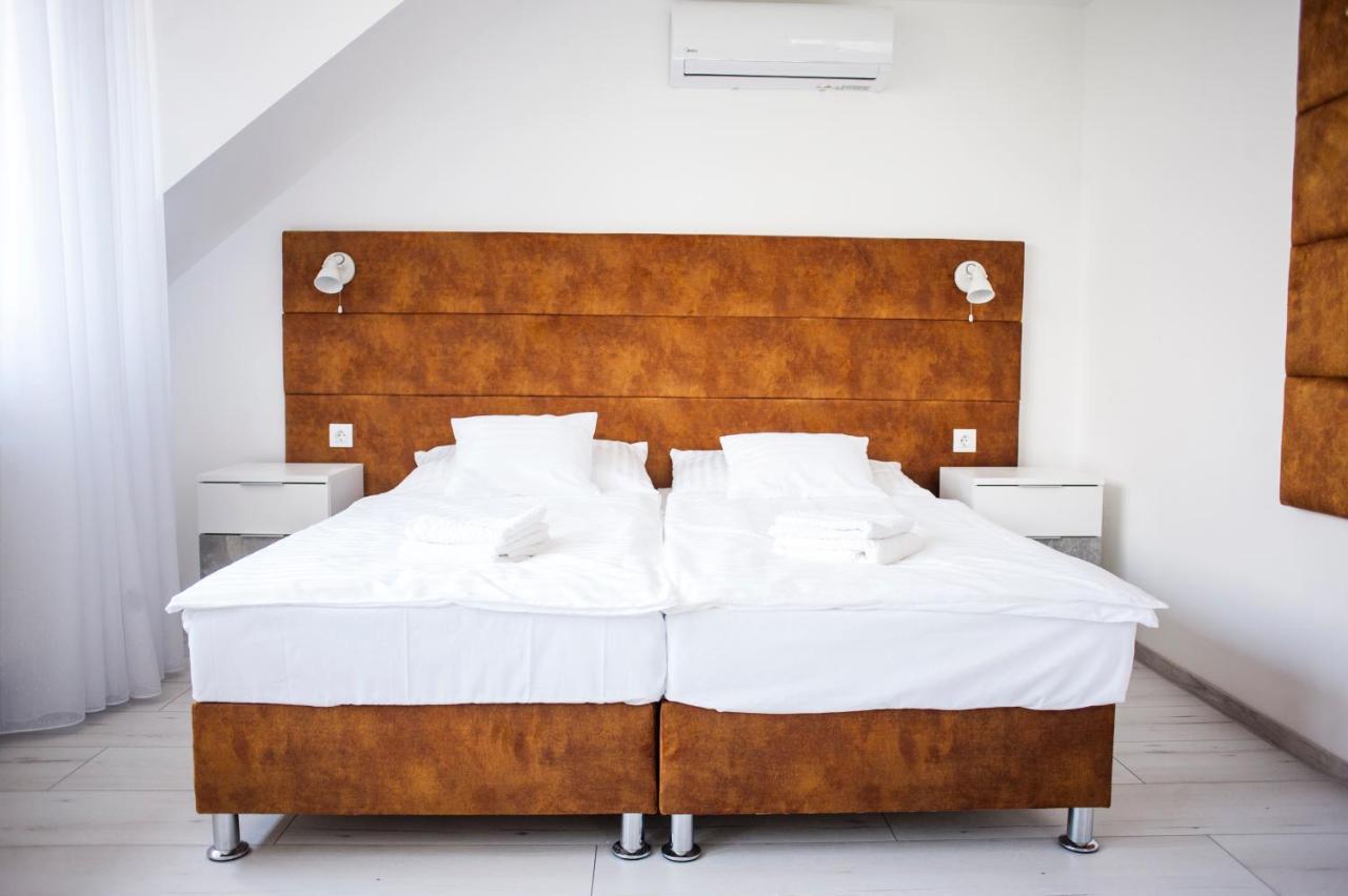 Q-Panzio Bed & Breakfast Tata Exterior photo