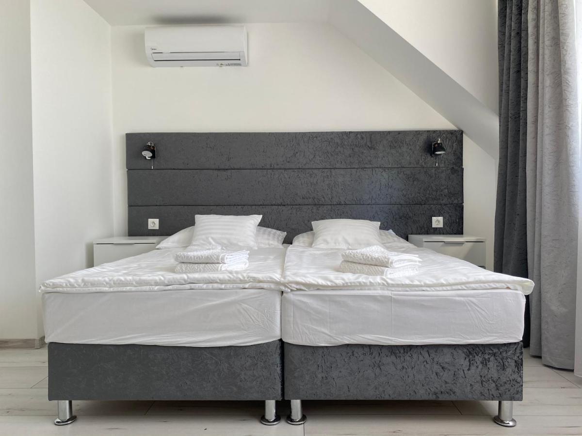 Q-Panzio Bed & Breakfast Tata Exterior photo