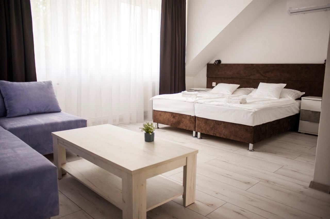 Q-Panzio Bed & Breakfast Tata Exterior photo
