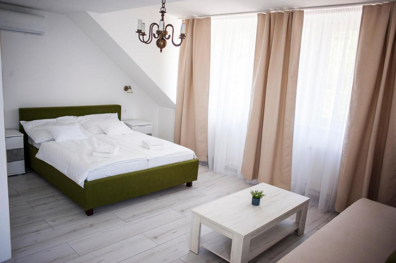 Q-Panzio Bed & Breakfast Tata Exterior photo