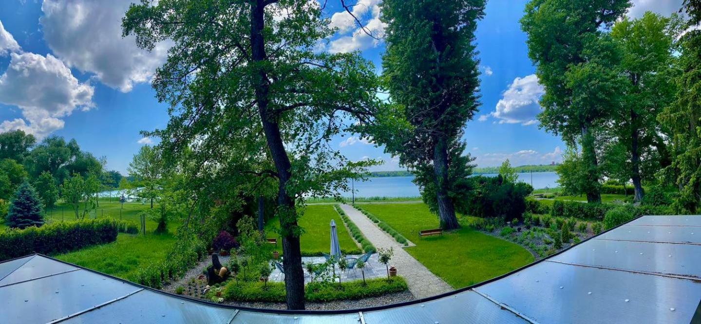 Q-Panzio Bed & Breakfast Tata Exterior photo